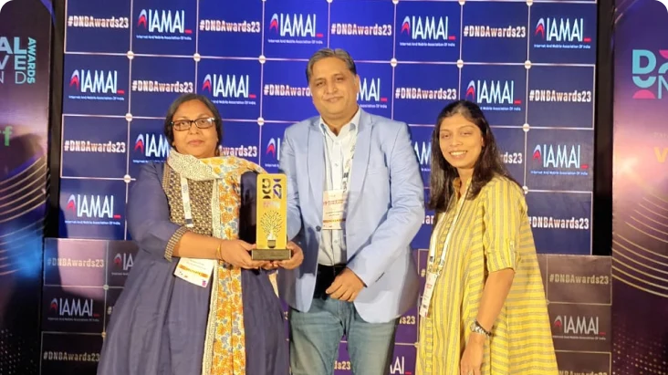 IAMAI Digital Native Brand Award BrandLoom team receiving the IAMAI Digital Native Brand Award for Best Integrated Marketing Campaign in India