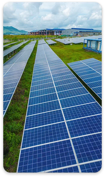 brandloom-agni-solar-panels-field Large solar installation showcasing renewable energy scalability, used by BrandLoom to communicate Agni Solar’s industry leadership.