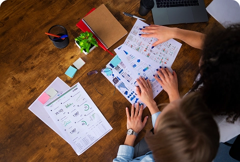 brandloom-linkedin-strategy-content-planning BrandLoom team planning LinkedIn strategy and content mix tailored to audience intent, funnel stages, and ad objectives for B2B success