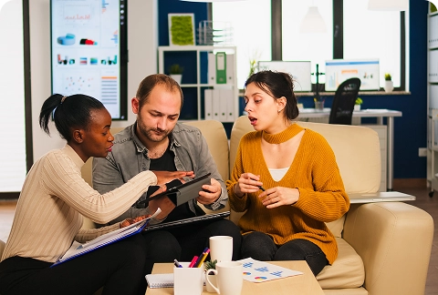 Marketing team analyzing data and discussing Snapchat advertising performance and retention strategies Marketing team analyzing data and discussing Snapchat advertising performance and retention strategies